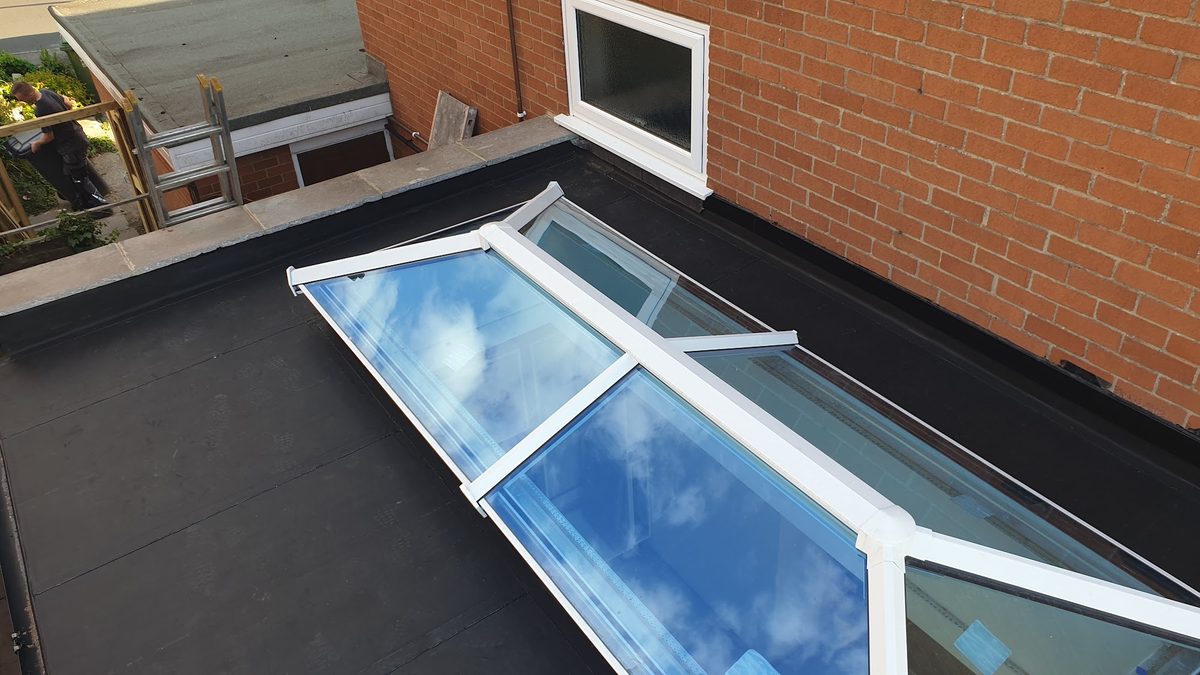 Roof window installed in a flat roof extension